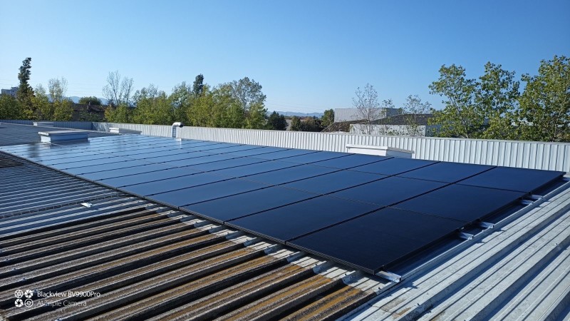 Pose de panneaux solaire photovoltaïques sur un local commercial à Villefranche-sur-Saône